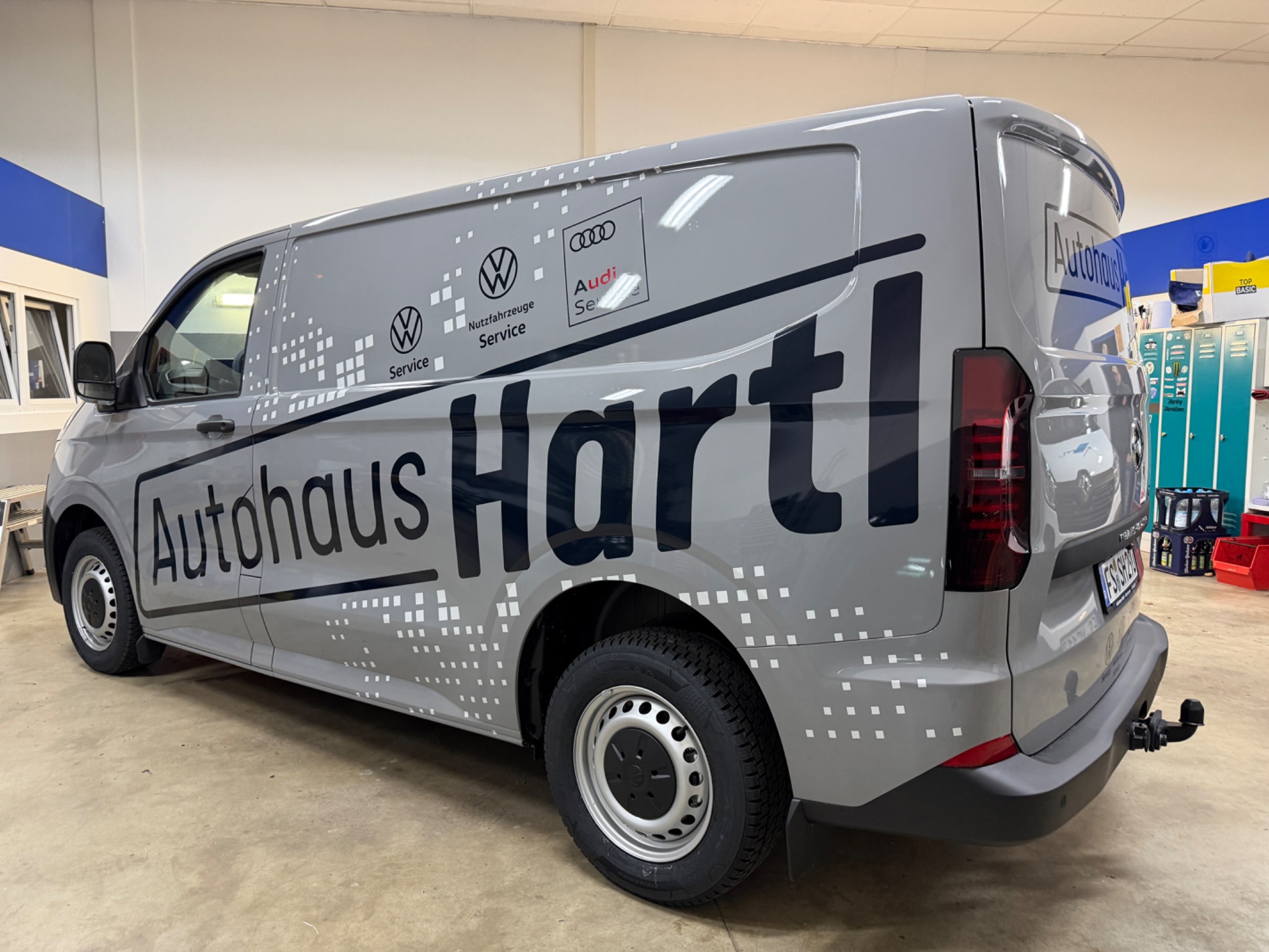 VW Transporter nach der Fahrzeugbeschriftung – Autohaus Hartl