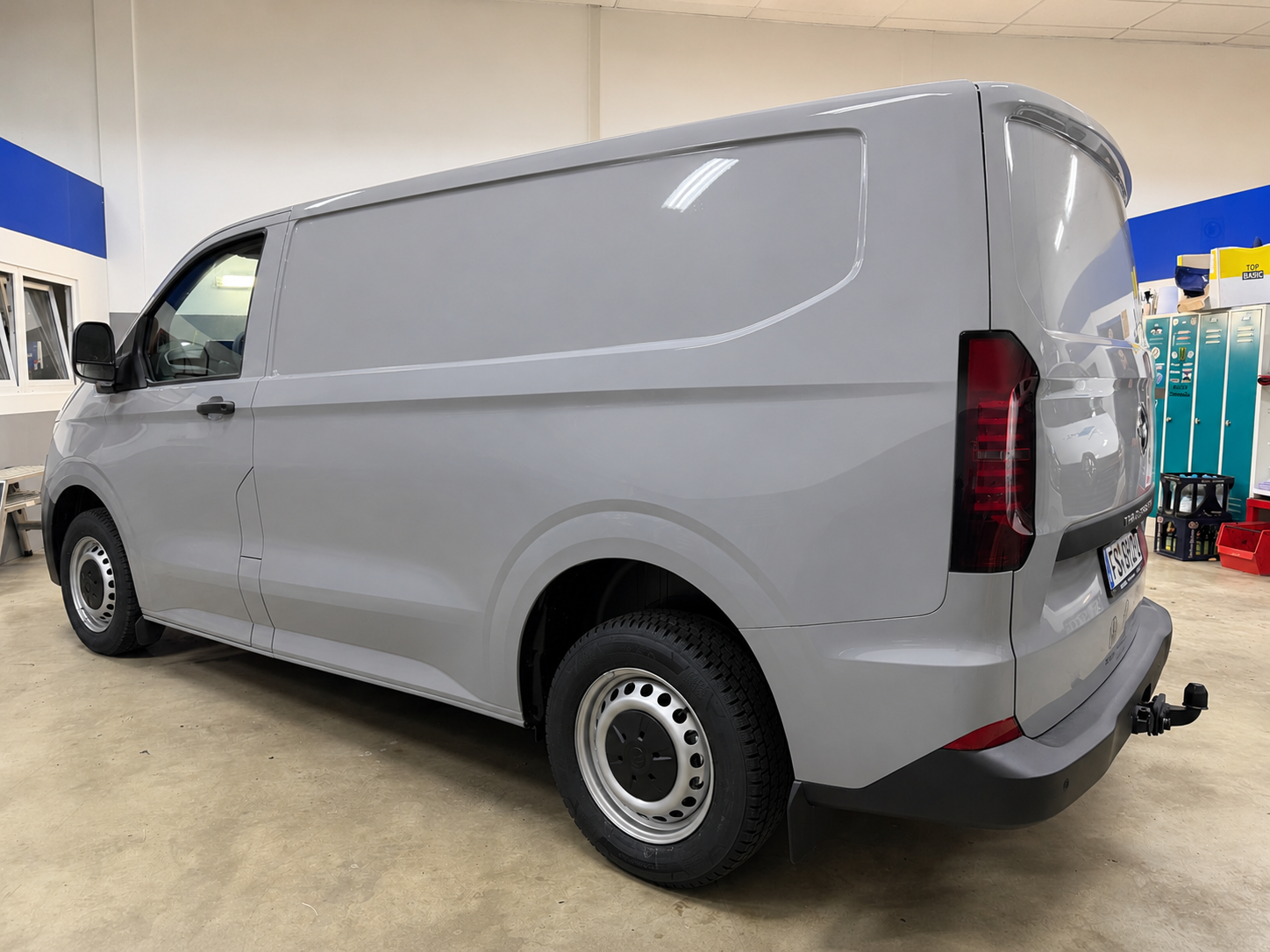 VW Transporter vor der Fahrzeugbeschriftung – grau