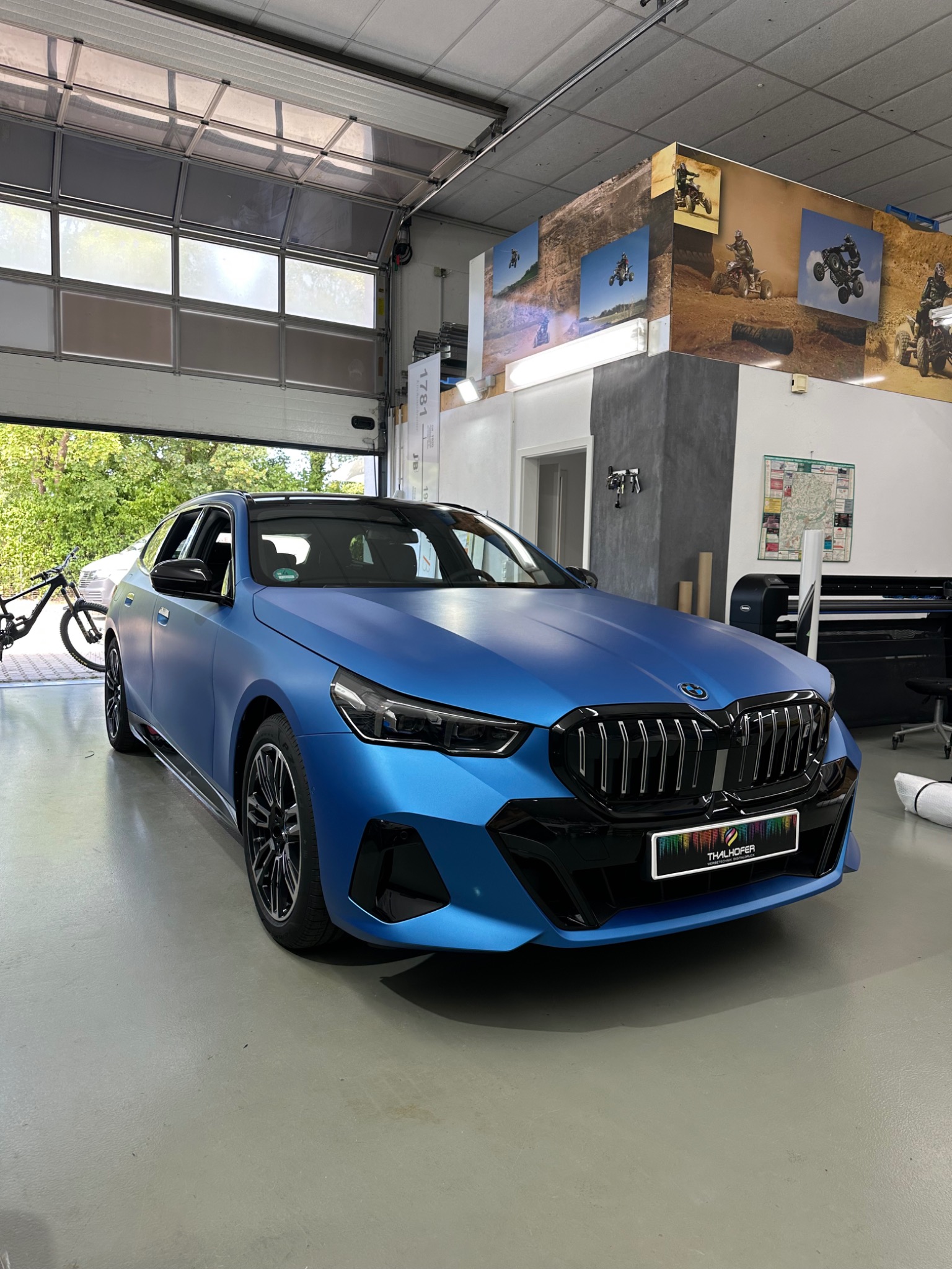 BMW nach der Folierung – blau